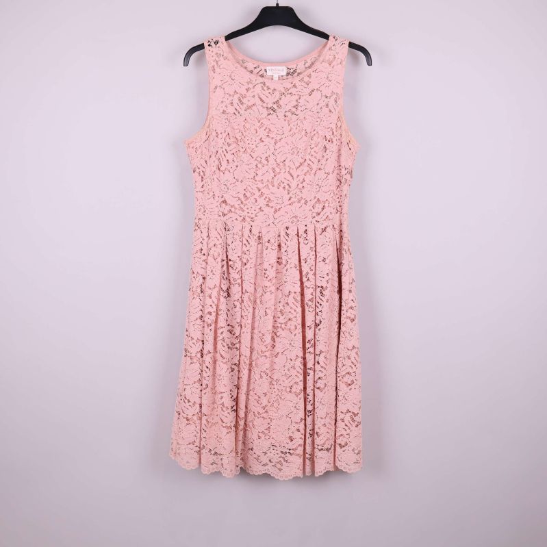 Rosa ärmlös klänning med spets och veckad kjol