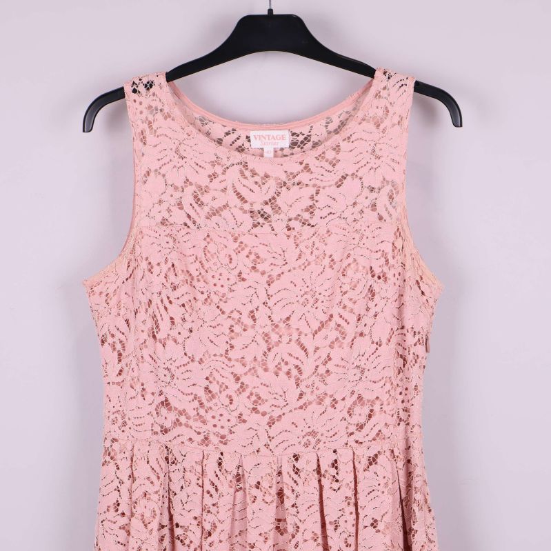 Övre del av rosa klänning i spetsmönster