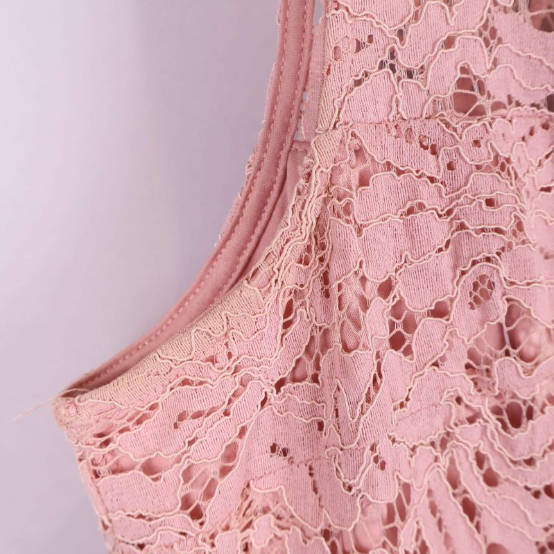 Närbild kant på rosa spetsklänning