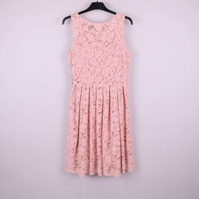 Rosa spetsklänning visad bakifrån på galge