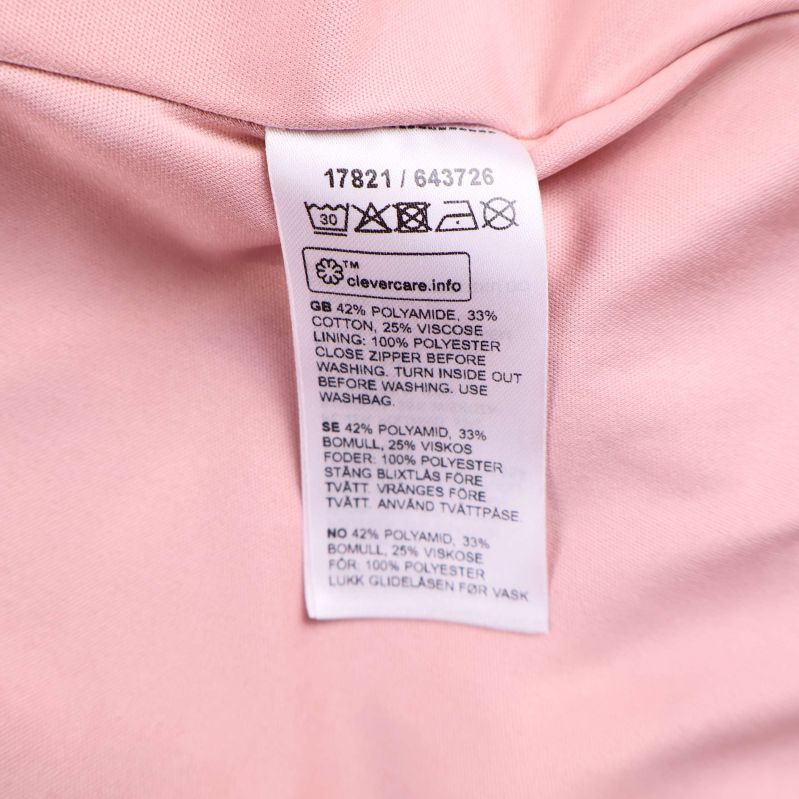 Materiallapp på insidan av rosa klänning