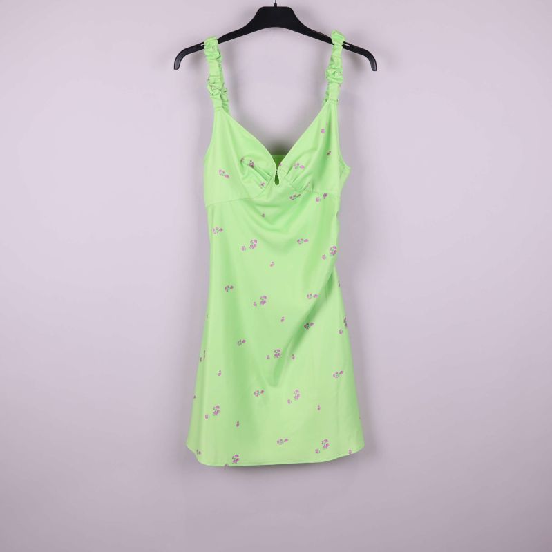 Ljusgrön miniklänning med små lila blommor och rynkade axelband