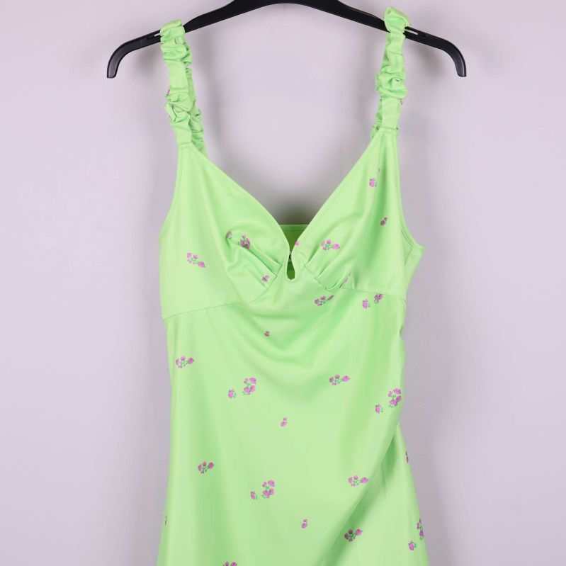 Övre del av ljusgrön miniklänning med rynkade axelband och blommönster
