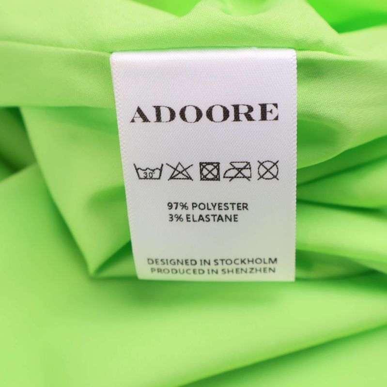 Materiallapp som visar 97% polyester och 3% elastan