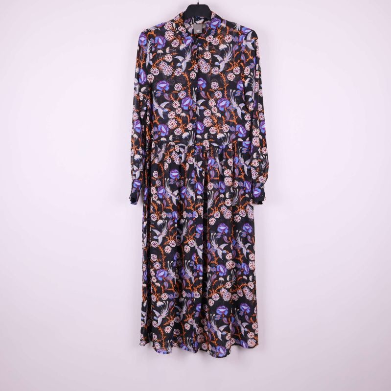 Lång klänning med färgglada blommor och skjortkrage