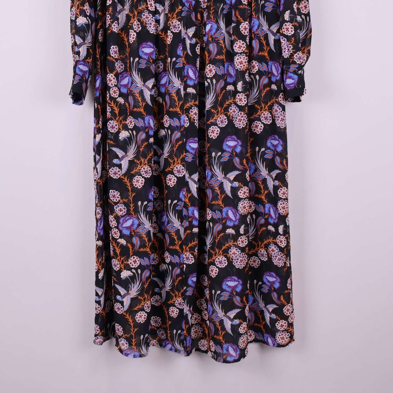 Nederdel av lång klänning med livligt blommönster