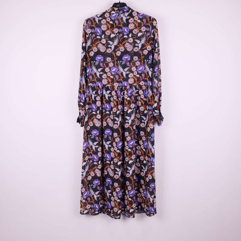 Baksidan av lång klänning med blommönster och långa ärmar