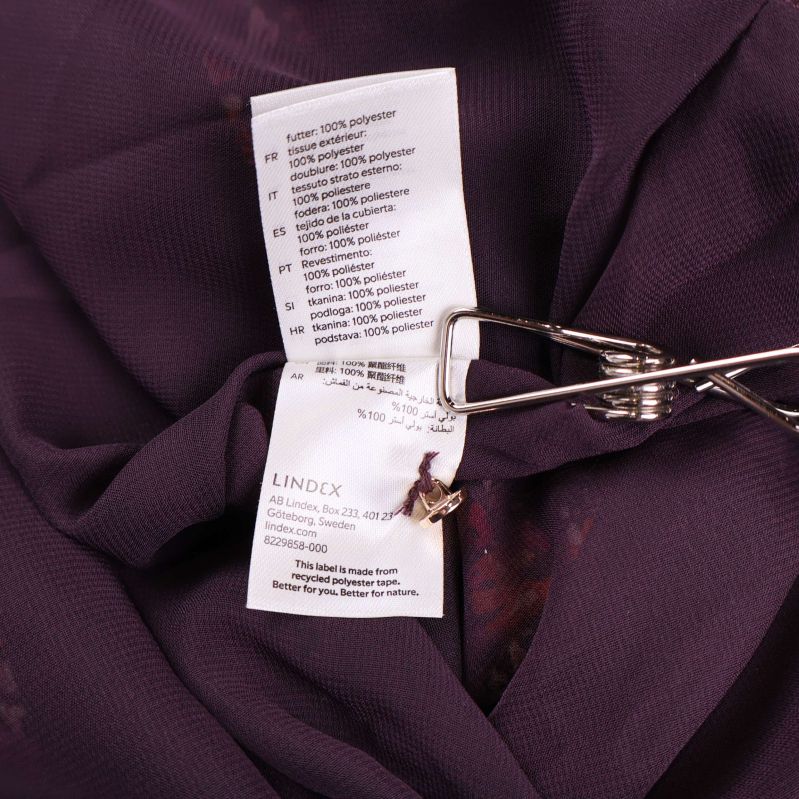 Tvättrådslapp med materialinformation på insidan