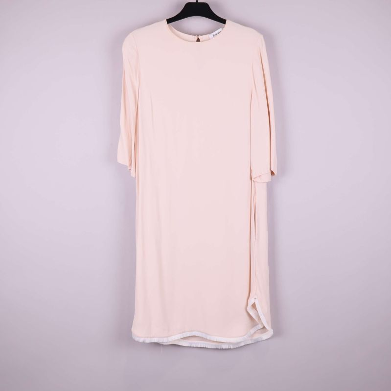 Ljusbeige rak klänning med fransdetalj vid nederkant