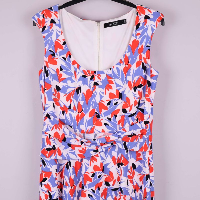 Övre delen av klänningen med rund halsringning och detaljband