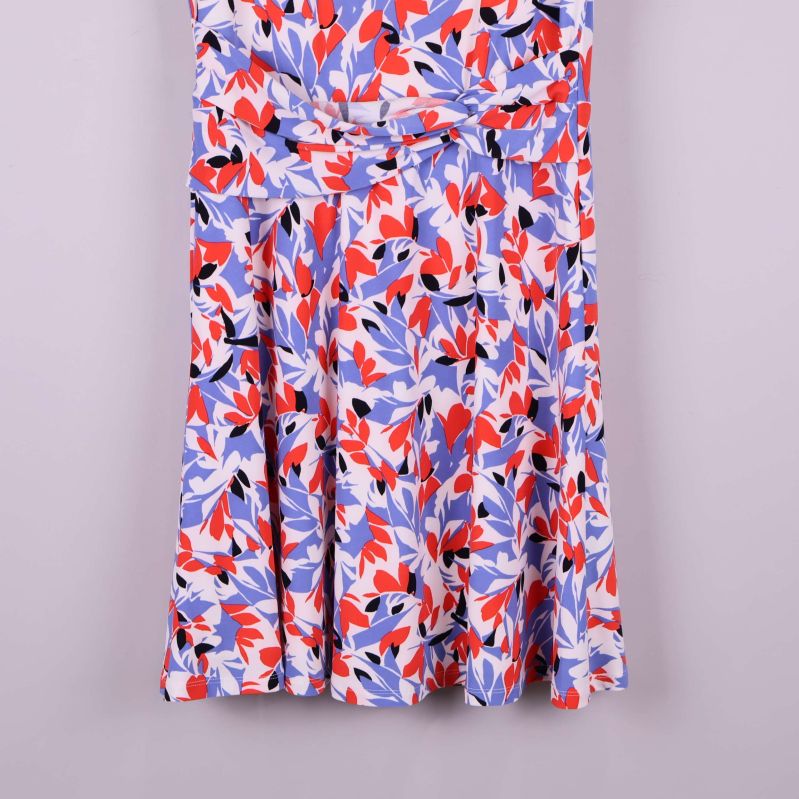 Klänningens kjoldel med lätt utställd form och mönster