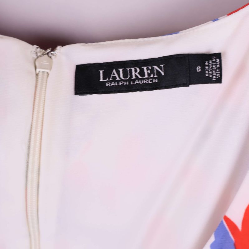 Närbild på etikett med texten Lauren Ralph Lauren