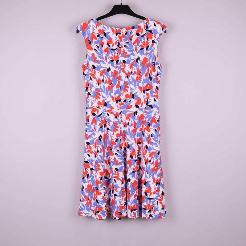 Baksidan av klänningen visar dragkedja och mönster