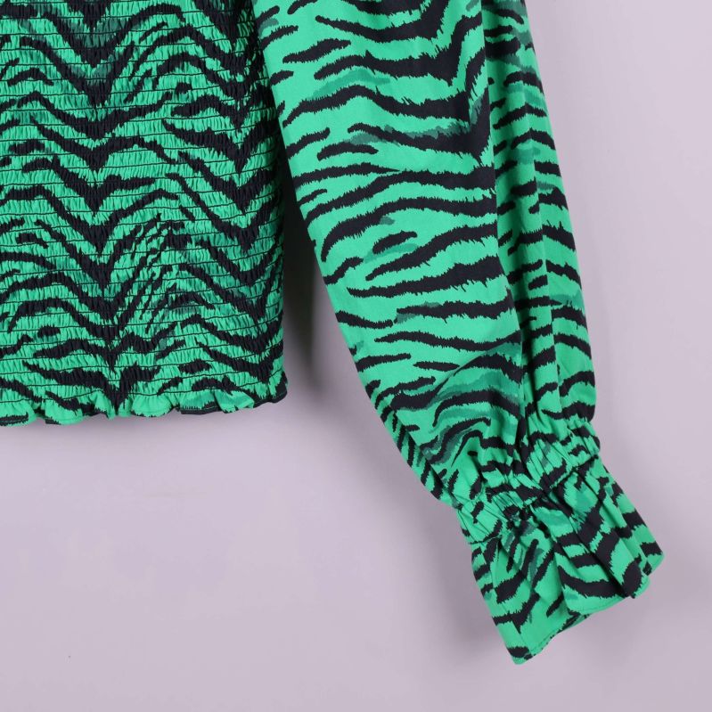 Volangkant på ärmen i grönt zebramönster