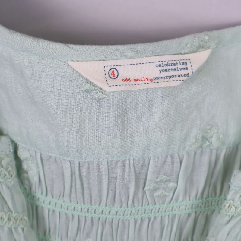 Närbild på Odd Molly-etikett i nacken på blusen