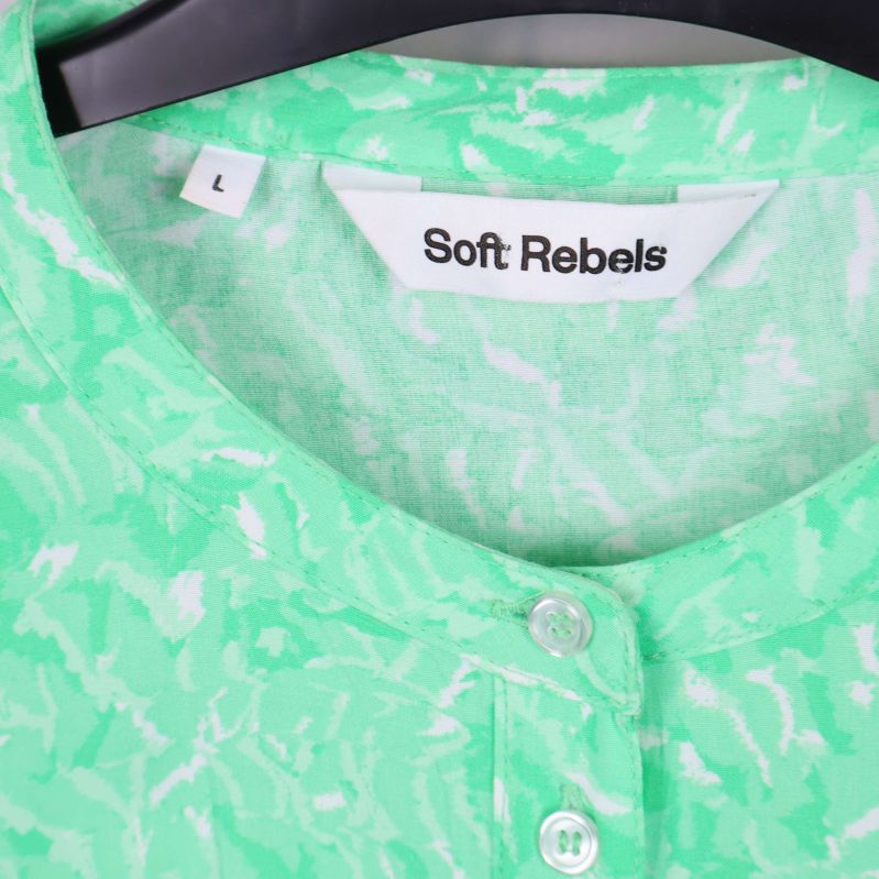 Närbild på Soft Rebels logotyp i nacken
