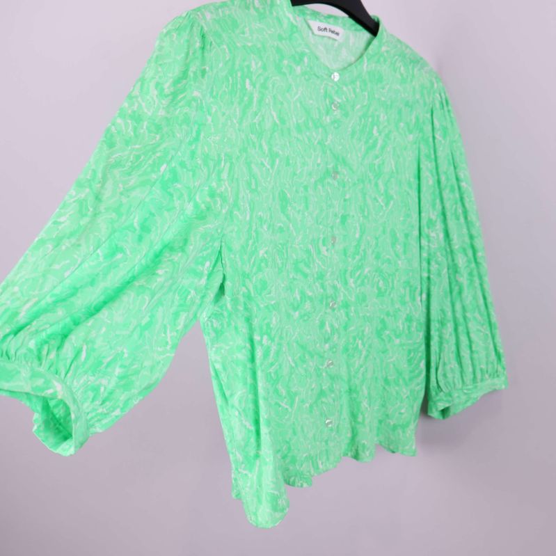 Blus med rynkade ärmar och knapplist framifrån