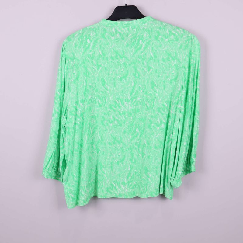 Baksidan av ljusgrön blus med abstrakt mönster