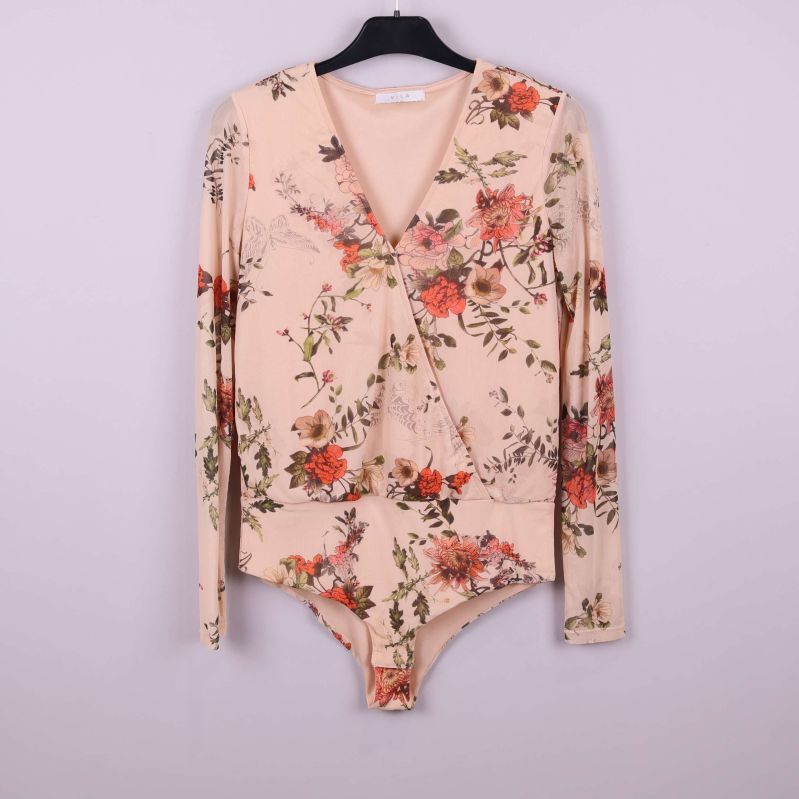 Beige body med blommigt mönster och lång ärm