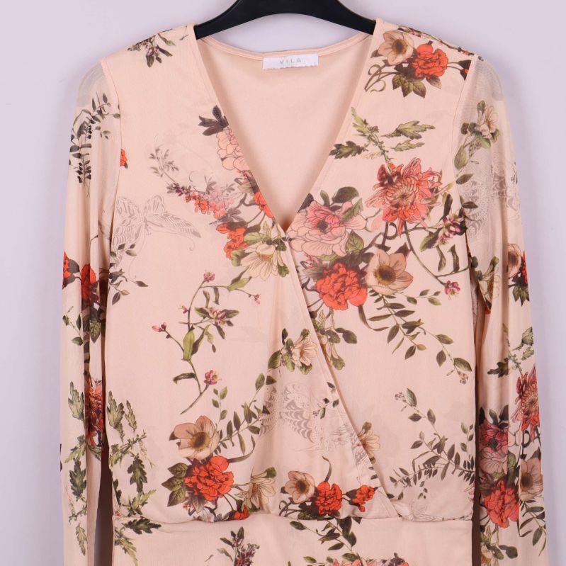 Omlott-detalj och blommigt print på beige body