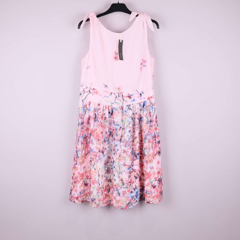 Ljusrosa klänning med färgglatt blommigt kjolparti på galge