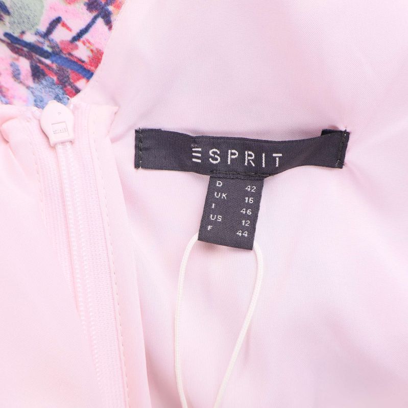 Närbild på Esprit-etikett och storlek 42 i klänningen