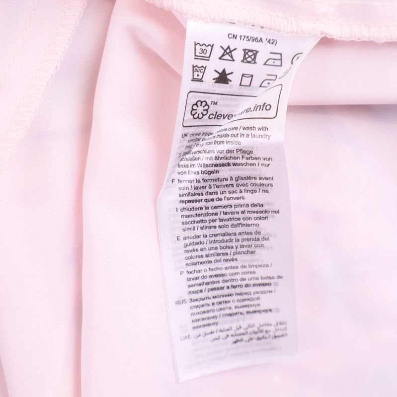 Tvättrådsetikett på insidan av klänningen visas i närbild