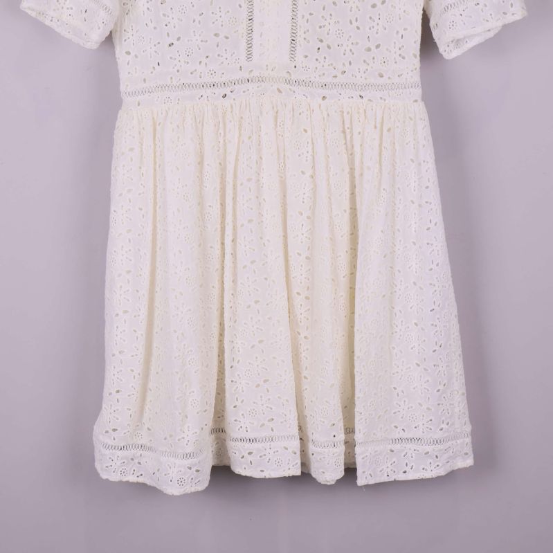 Närbild på kjolens brodyr och nederkant