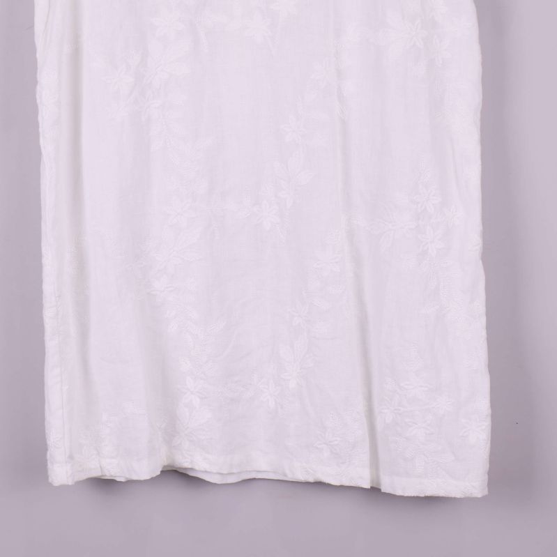 Närbild på klänningens nederdel med strukturmönster