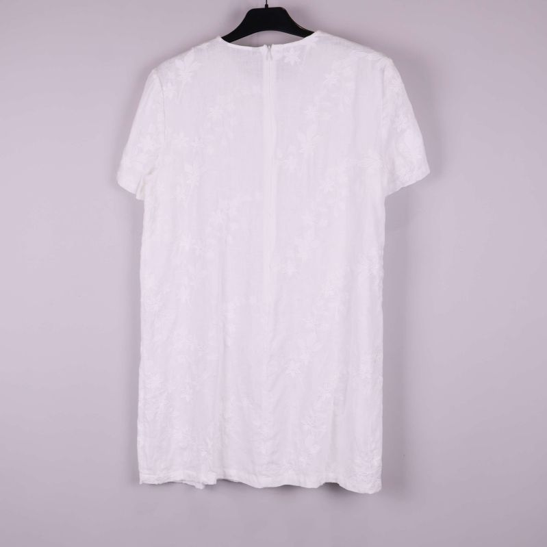 Baksidan av vit klänning med struktur i tyget