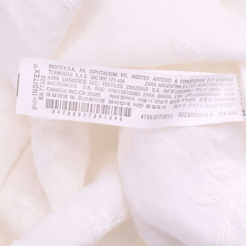 Textetikett med tillverkningsinformation i klänningen