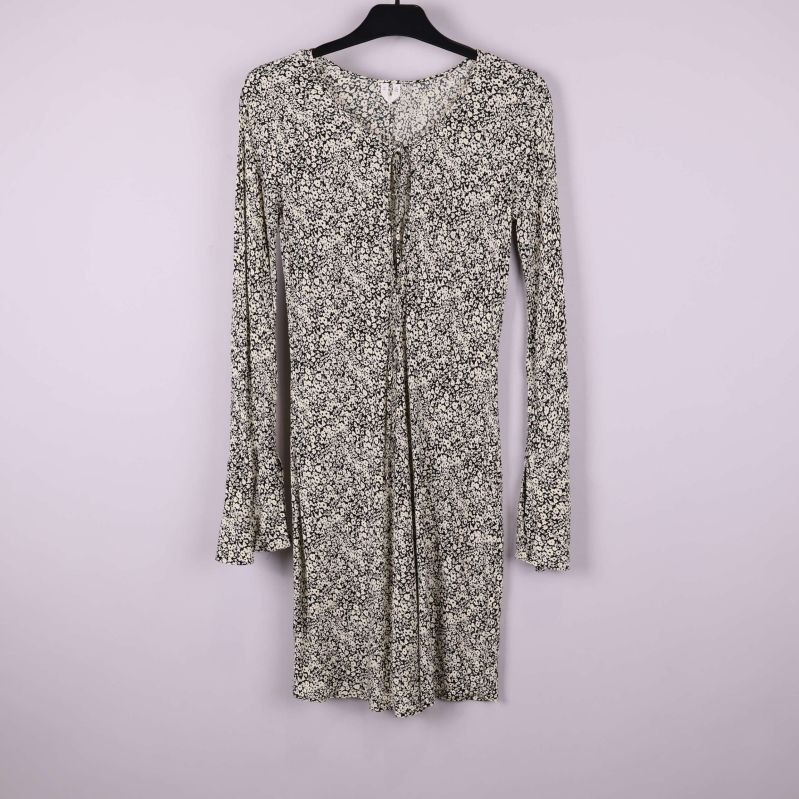 Kort blommönstrad klänning med långa ärmar och knyt framtill