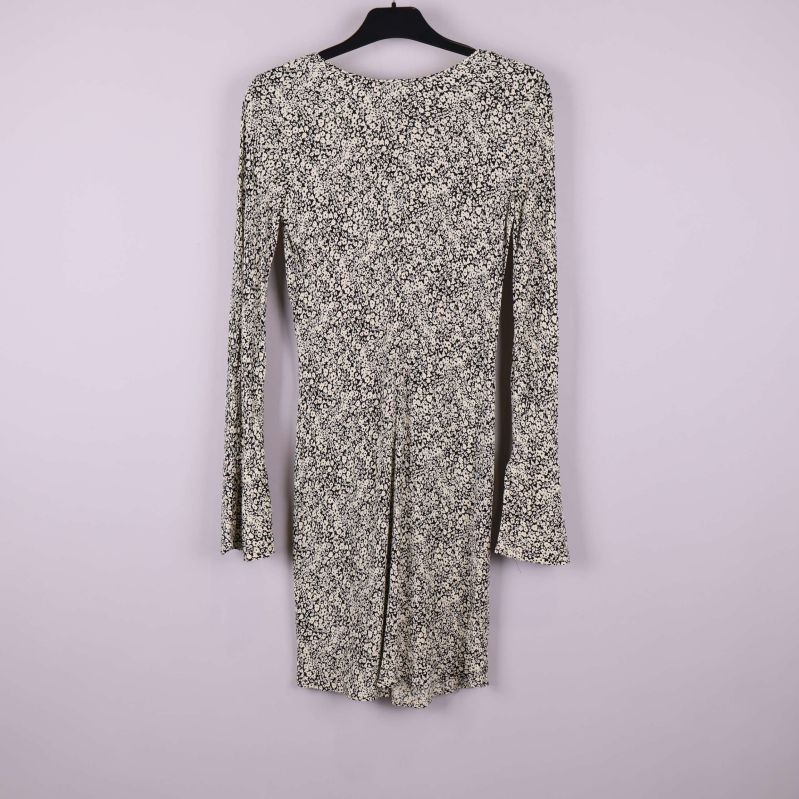 Baksidan av blommig klänning med lång ärm