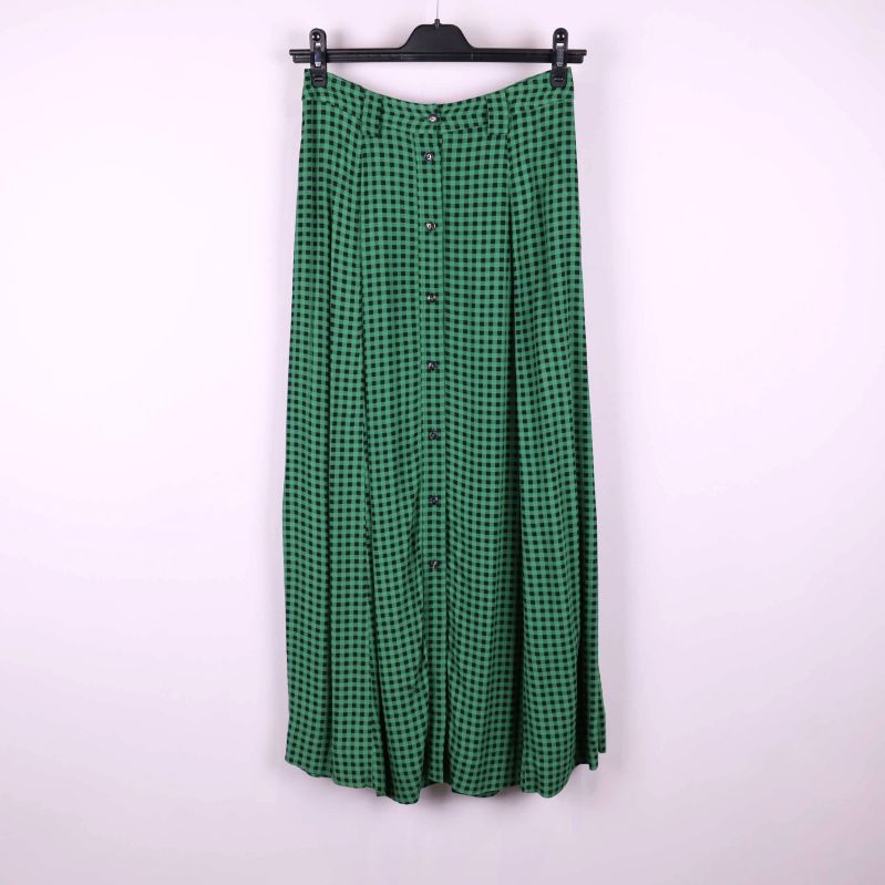 Framifrån: lång rutmönstrad kjol