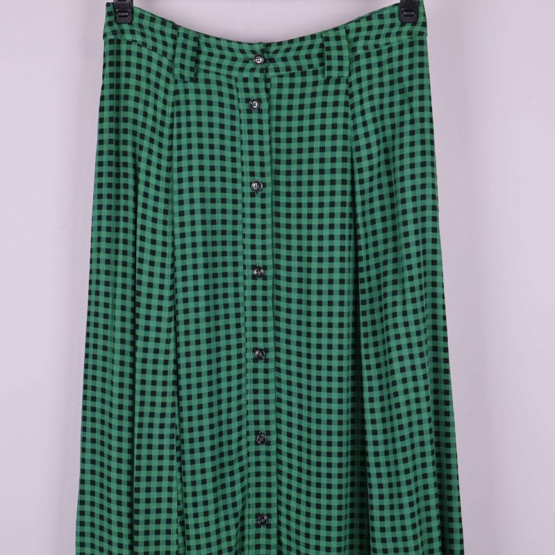 Detalj av knappslå framtill