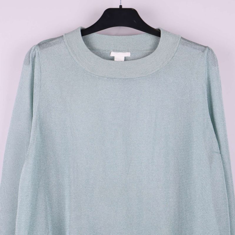 Närbild på tröjans krage och axlar