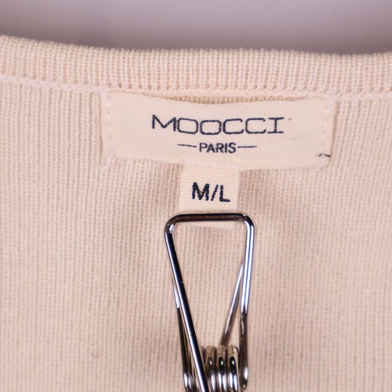 Nacklapp med texten Moocci Paris och storlek M/L