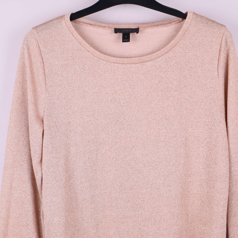 Närbild av tröjans framsida och halsringning