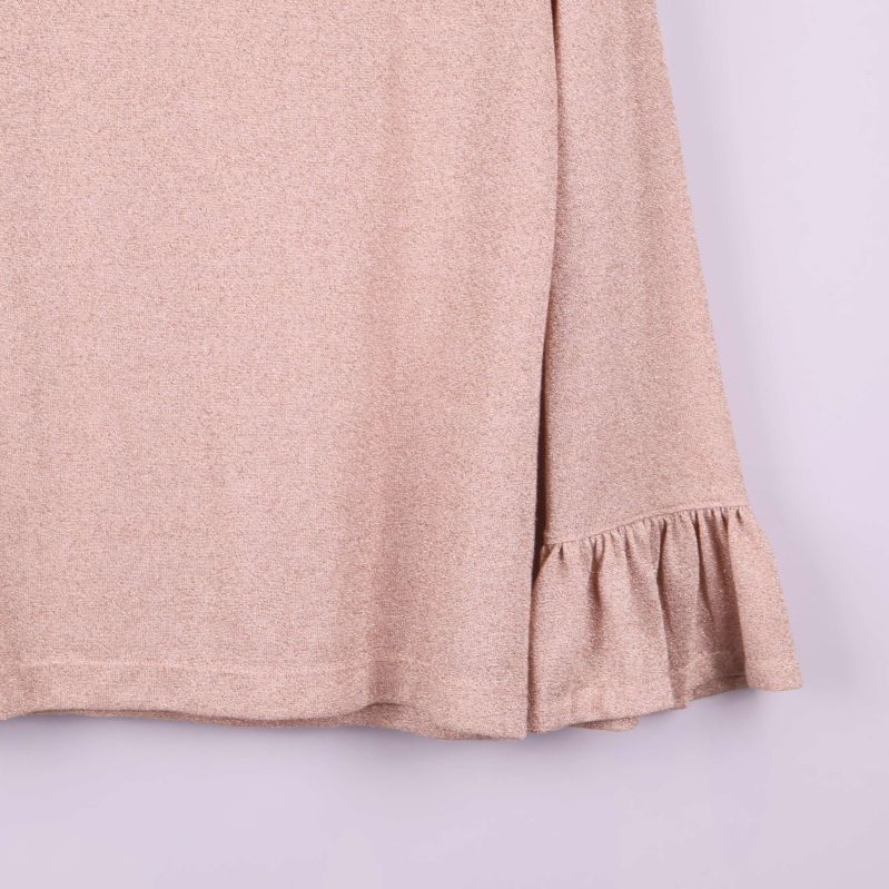 Volangdetalj i närbild på tröjans ärmslut