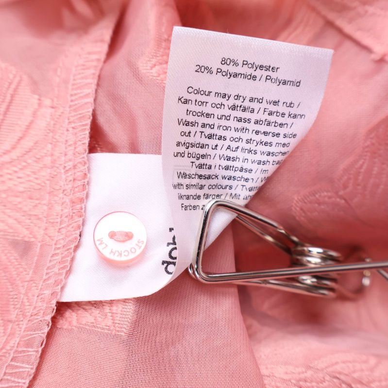 Materiallapp som visar 80% polyester och 20% polyamid