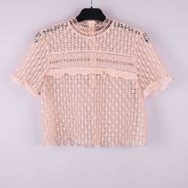 Kort ärm spetsblus i ljus beige färg på galge