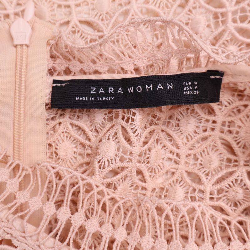 Närbild på etikett Zara Woman inuti spetsblus