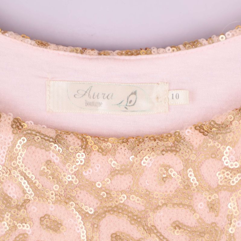 Närbild på etikett, text Aura Boutique och storlek 10