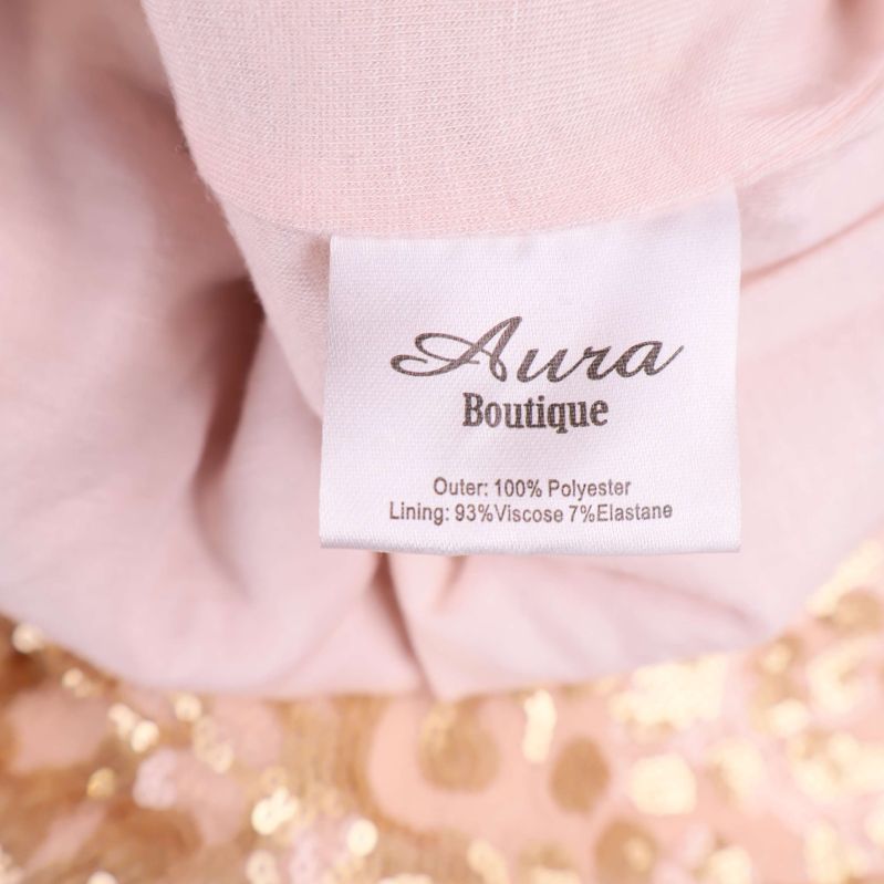 Materiallapp med text Outer 100% Polyester, Lining 93% Viskos 7% Elastan