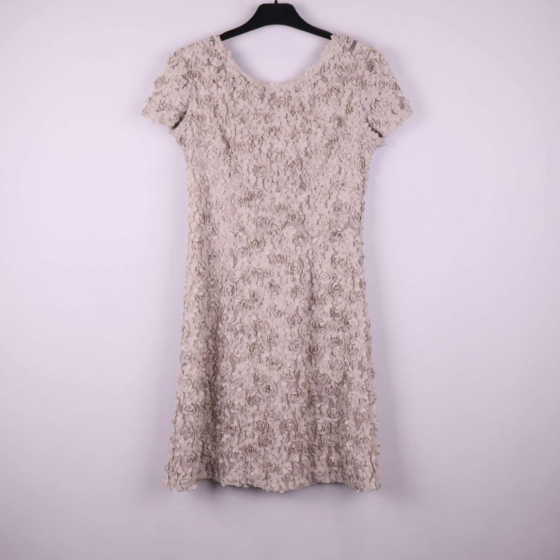 Kortärmad beige klänning med strukturerat blommönster på galge