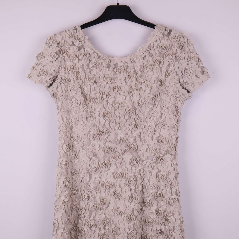 Övre delen av klänningen med rund hals och korta ärmar