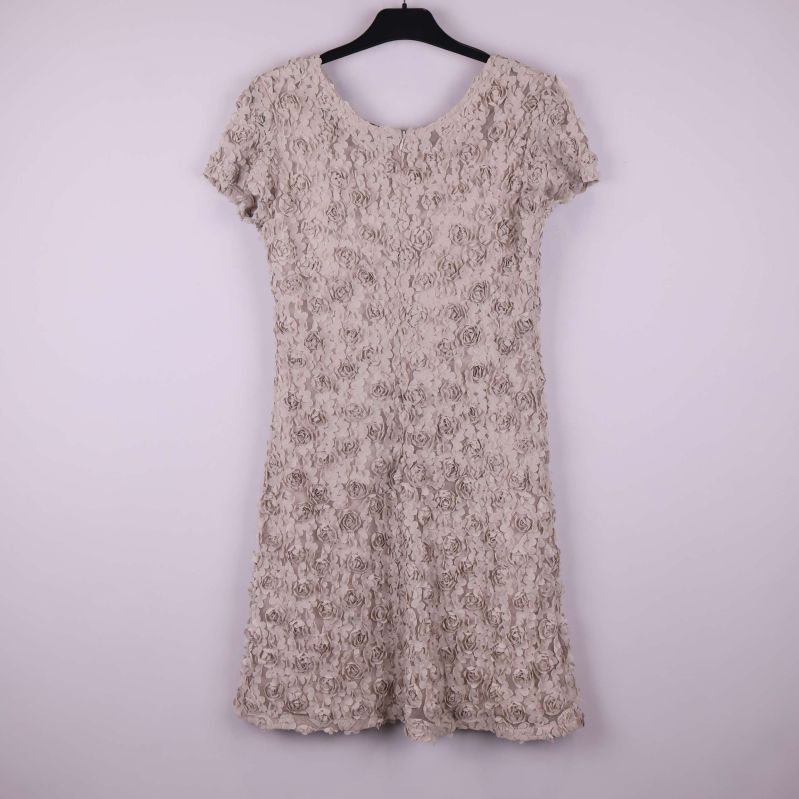 Klänning med tredimensionellt blommönster, visad framifrån på galge