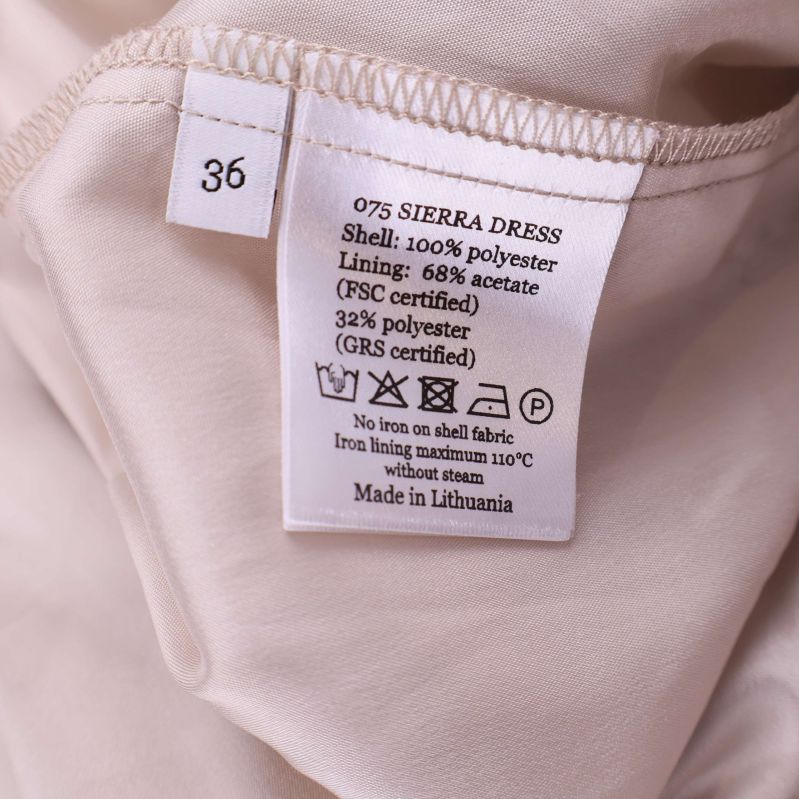 Materiallapp inuti klänningen som anger material och storlek 36