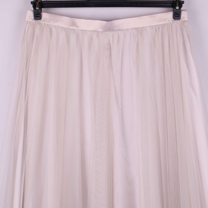 Närbild på överdelen av kjol med satinband och tylltyg