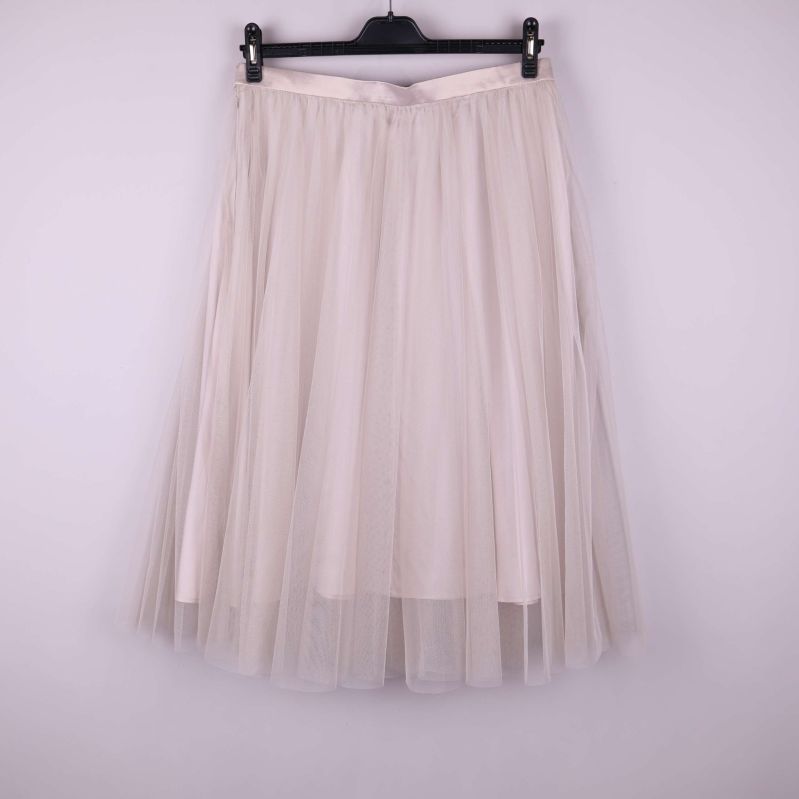 Tyllkjol sedd bakifrån på galge mot ljus bakgrund